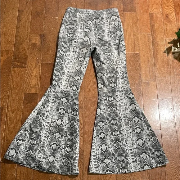We The Free “Just Float On” Snake Print High Rise Flare Jeans - Picture 4 of 7